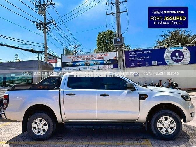 Ford Ranger XLS AT 4x2 Bạc bạch kim 2022