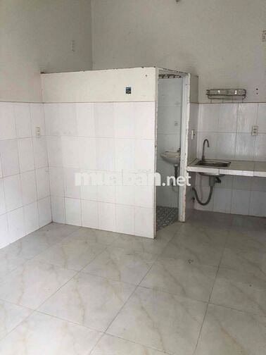 Còn 01 phòng dưới trệt, cửa sổ to, hành lang thoáng, khu yên tĩnh.