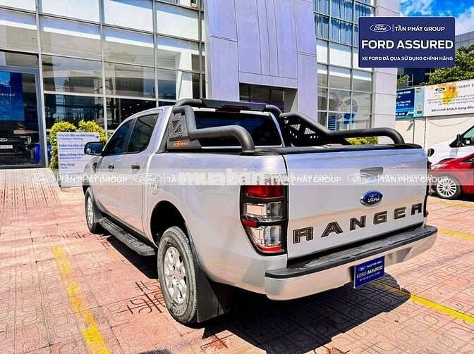 Ford Ranger XLS AT 4x2 Bạc bạch kim 2022