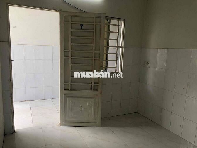 Còn 01 phòng dưới trệt, cửa sổ to, hành lang thoáng, khu yên tĩnh.