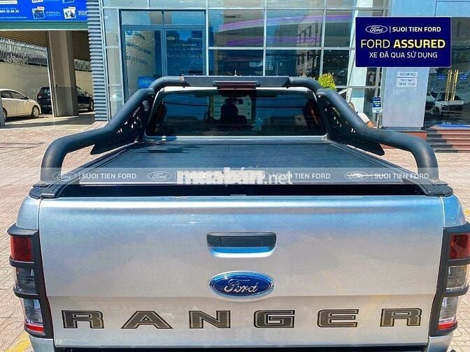 Ford Ranger XLS AT 4x2 Bạc bạch kim 2022