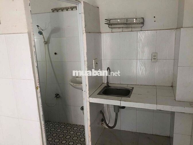 Còn 01 phòng dưới trệt, cửa sổ to, hành lang thoáng, khu yên tĩnh.