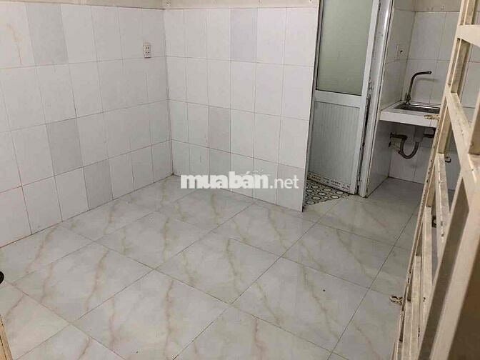 Còn 01 phòng dưới trệt, cửa sổ to, hành lang thoáng, khu yên tĩnh.