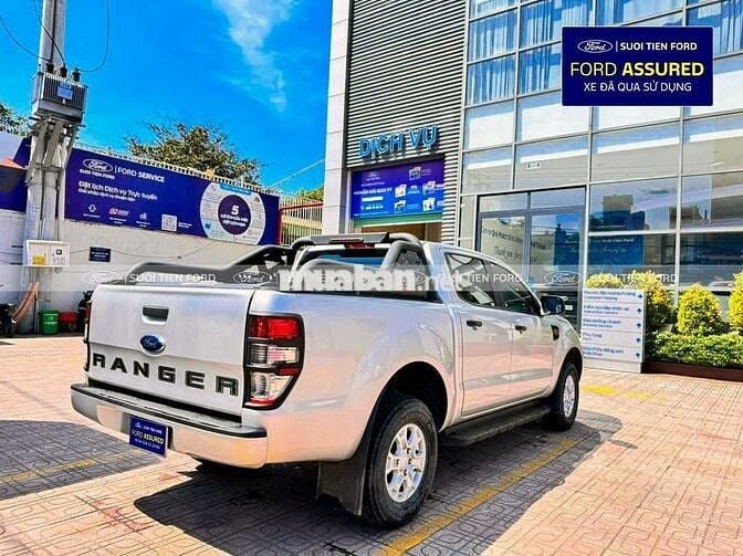 Ford Ranger XLS AT 4x2 Bạc bạch kim 2022