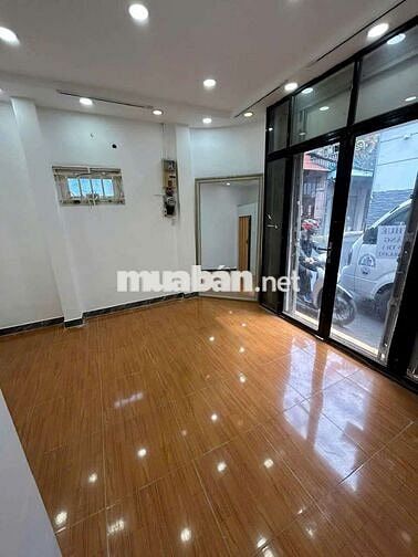 Sang mb gần trường học, chợ, bệnh viện, ngay góc ngã 4, có thể ở lại