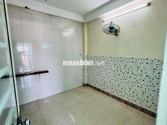 Nguyên lầu sân thượng cho thuê ngã 4 Phú Nhuận