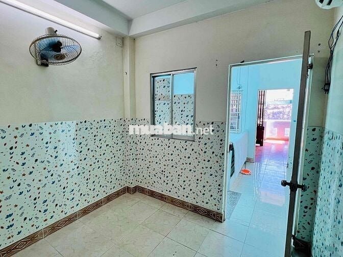 Nguyên lầu sân thượng cho thuê ngã 4 Phú Nhuận