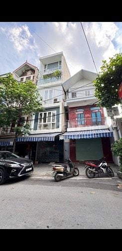 Nhà Dân xây Nguyễn Văn Cừ, Gia thụy, Long Biên. Vỉa hè, oto tránh