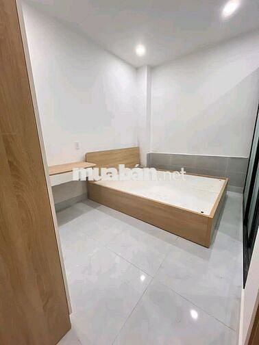 Nha như mới, dt 4*17m,1lau,3pn,nội thất cơ bản,xe hơi đậu thoải mái