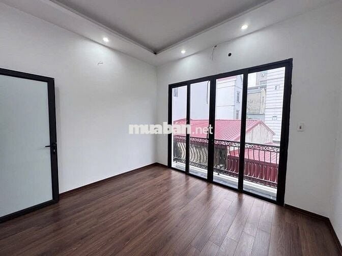 Cần tiền bán gấp. Nhà 41m đầu phố La Phù. Ô tô đỗ sát cổng.