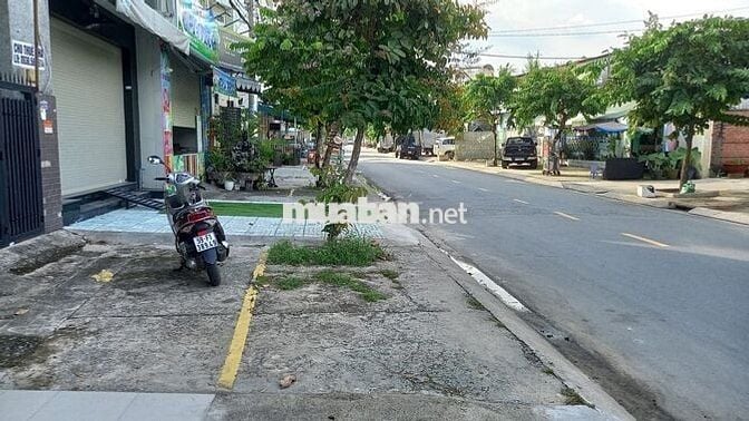 Nhà 4 lầu MT đường ĐHT giáp song hành 5x20m giá 10ty800tr TL