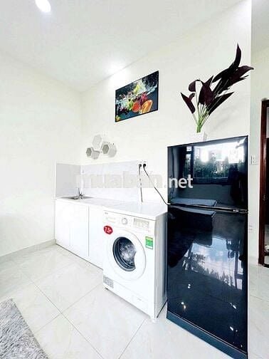 Căn hộ full nội thất cửa sổ lớn ngay chợ Bà Chiểu gần Q1