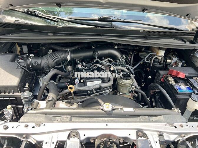 Innova 2.0 E MT 2017-53000 km