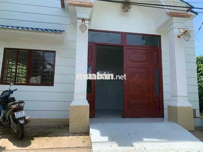 Nhà trệt xây kiên cố, có thêm mé sông rộng mát