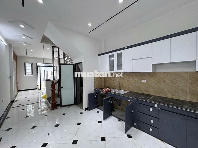 4.1 tỷ nhà Phụng Châu ô tô đỗ cửa- Cổng sân riêng 54m2