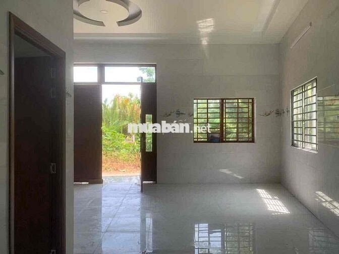 Nhà trệt xây kiên cố, có thêm mé sông rộng mát