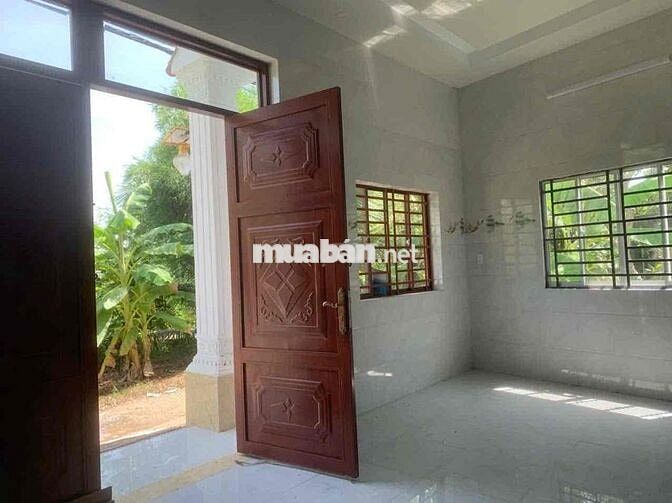 Nhà trệt xây kiên cố, có thêm mé sông rộng mát