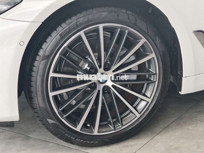 BMW 520i G30 LCI Lăn bánh thấp hơn giá niêm yết