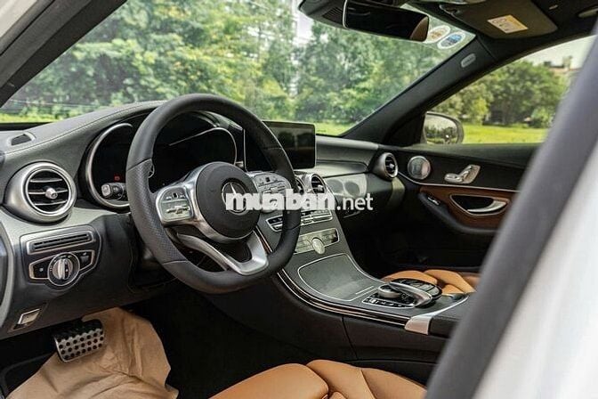 Xe Mercedes Benz C300 AMG 2021