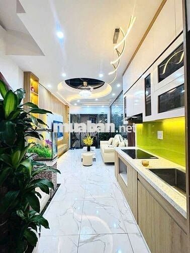 Lò Đúc Nhà mới tinh, ở Ngay Hai Bai Trưng, 3 PN,30m x 5 Tầng, 7.65 tỷ