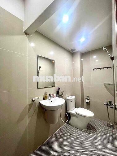 Nhà 3 tầng 3 mê kiệt otoo Nguyễn Tất Thành