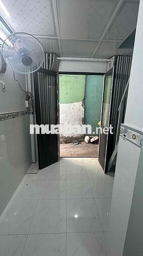 tôi chính chủ cần bán nhà nhỏ . 10m2 . 1 trệt , 2 lầu , 2wc . quận 6