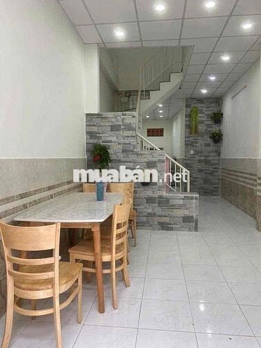 Nhà lầu 2 phòng 2 máy lạnh hẻm sau lưng Vincom Hùng Vương