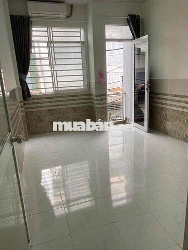 Nhà lầu 2 phòng 2 máy lạnh hẻm sau lưng Vincom Hùng Vương