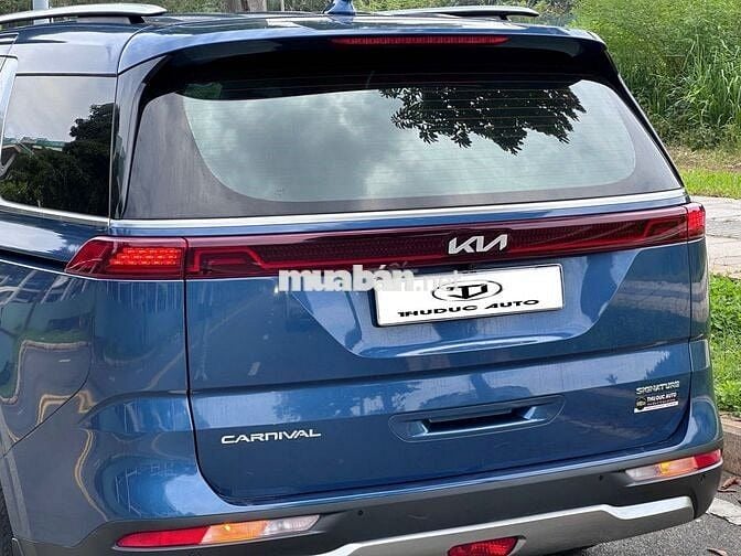 Kia Carnival 2.2D Signature 2022 Xanh
