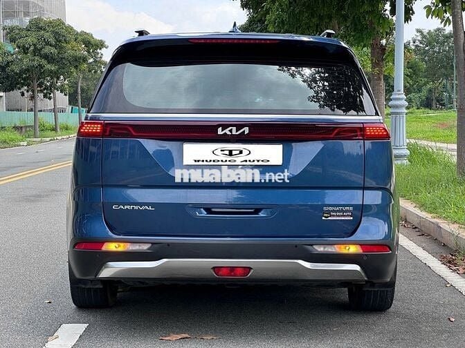 Kia Carnival 2.2D Signature 2022 Xanh