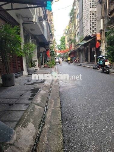 Nhà dân xây phân lô Tam Trinh Mai động