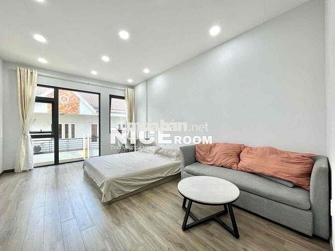 Ban công xinh rộng rãi 30m2 ngay chợ cây Quéo