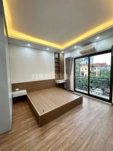 Bác sĩ Lan bán nhà 5 tầng, thang máy, gần chợ, hồ điều hoà, giá 7.6 tỷ