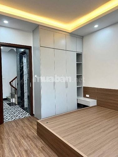 Bác sĩ Lan bán nhà 5 tầng, thang máy, gần chợ, hồ điều hoà, giá 7.6 tỷ