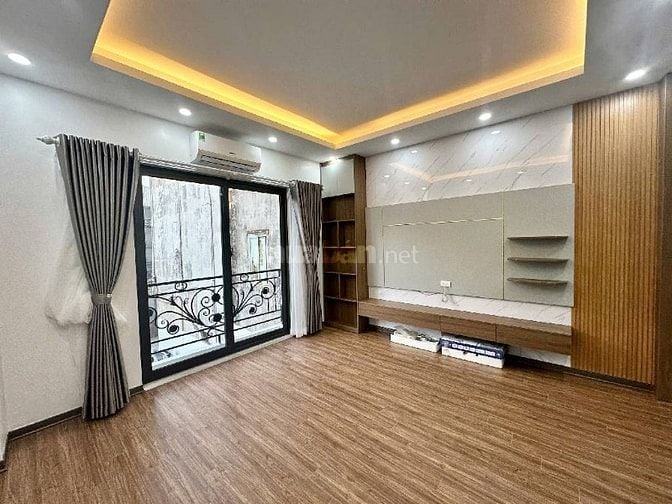 Bác sĩ Lan bán nhà 5 tầng, thang máy, gần chợ, hồ điều hoà, giá 7.6 tỷ