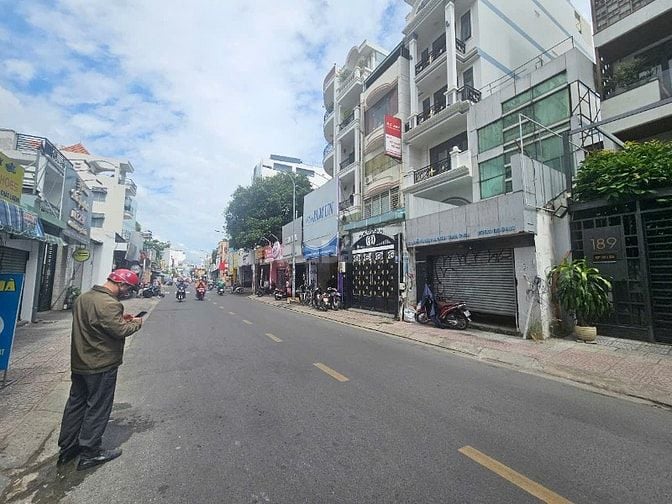 Bán tòa nhà mặt tiền Nguyễn Văn Đậu 5.5x14 Nở hậu 1T5L Có HĐT 49tr/thá