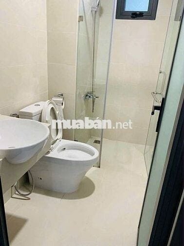 Phòng master cửa sổ trong căn 2 phòng ngủ Q7 Riverside