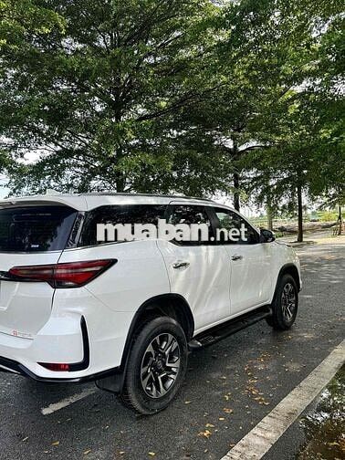 Toyota  LEGENDER sx 2022  2.4 AT 1 cầu chinh chu