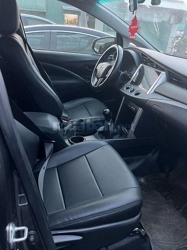 Bán xe Innova 2.0 E màu bạc SX 2019
