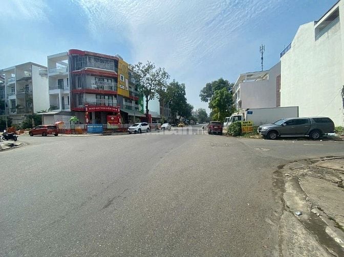 Bán nhà phố KDC Sadeco Phước Kiển A view cviên . Hầm 3,5L.Giá:13,8 tỷ