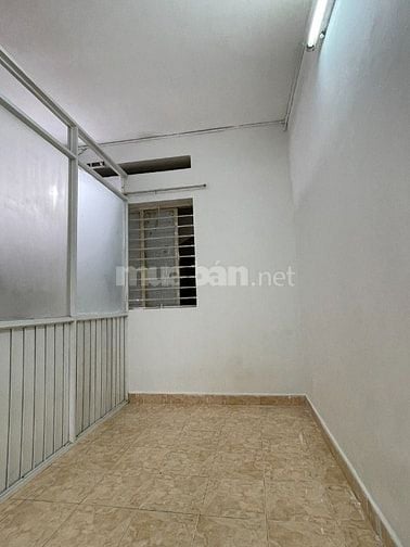 Căn hộ 32 m2, 1P ngủ, wc, C/c Bàu Cát 2,  p10, TB, 4,5tr/th. Thang bộ