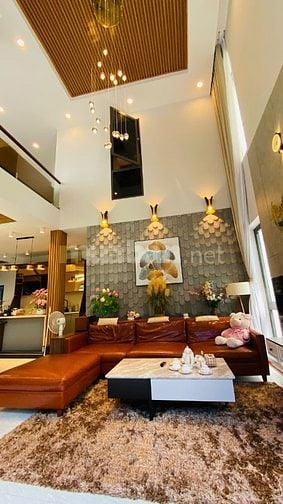 CHỊ CHỦ CẦN TIỀN CHO CON DU HỌC BÁN GẤP BIỆT THỰ CÓ HỒ BƠI, MẶT TIỀN 
