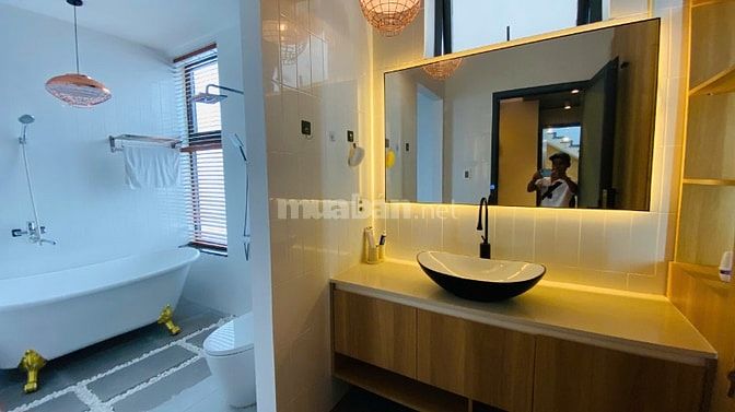 CHỊ CHỦ CẦN TIỀN CHO CON DU HỌC BÁN GẤP BIỆT THỰ CÓ HỒ BƠI, MẶT TIỀN 