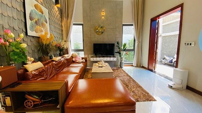 CHỊ CHỦ CẦN TIỀN CHO CON DU HỌC BÁN GẤP BIỆT THỰ CÓ HỒ BƠI, MẶT TIỀN 