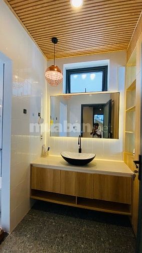 CHỊ CHỦ CẦN TIỀN CHO CON DU HỌC BÁN GẤP BIỆT THỰ CÓ HỒ BƠI, MẶT TIỀN 