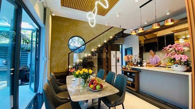 CHỊ CHỦ CẦN TIỀN CHO CON DU HỌC BÁN GẤP BIỆT THỰ CÓ HỒ BƠI, MẶT TIỀN 