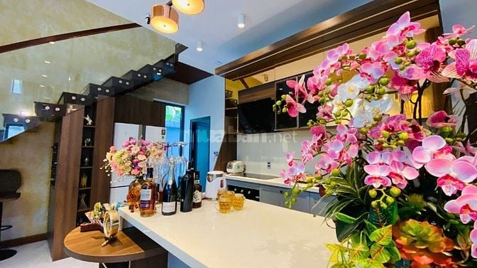 CHỊ CHỦ CẦN TIỀN CHO CON DU HỌC BÁN GẤP BIỆT THỰ CÓ HỒ BƠI, MẶT TIỀN 