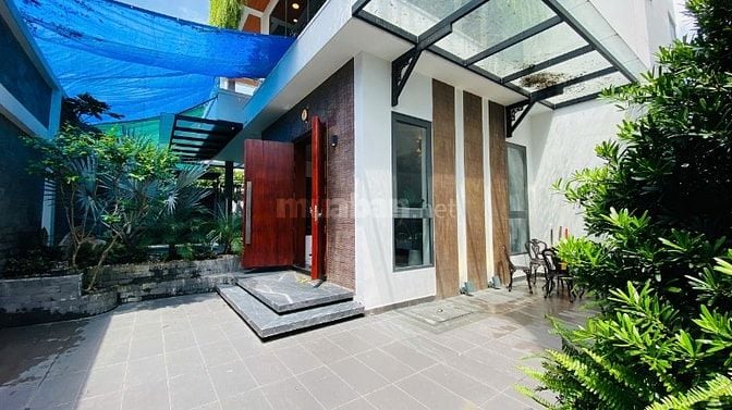 CHỊ CHỦ CẦN TIỀN CHO CON DU HỌC BÁN GẤP BIỆT THỰ CÓ HỒ BƠI, MẶT TIỀN 