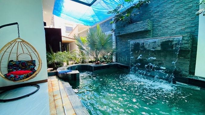 CHỊ CHỦ CẦN TIỀN CHO CON DU HỌC BÁN GẤP BIỆT THỰ CÓ HỒ BƠI, MẶT TIỀN 
