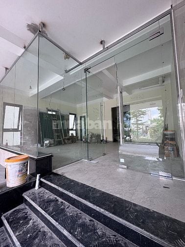 Cho thuê nhà kinh doanh mặt đường Lạc Long Quân